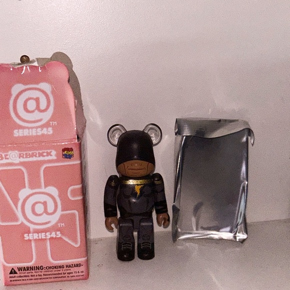 BearBrick Series45 - BLACK ADAM w/ Sealed Card - Picture 7 of 7